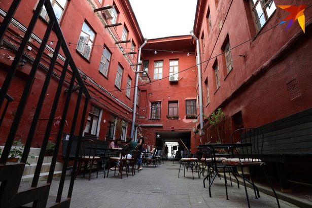 Красный дворик