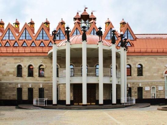 Театр кукол Шут и памятник Белому Биму