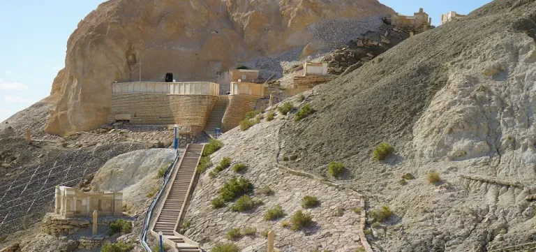 Подземная мечеть Бекет ата